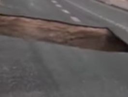 В Израиле участок шоссе ушёл под землю — видео