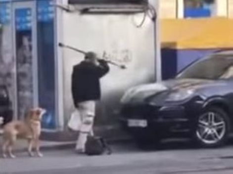 "Стоп-хам. Укроверсия". В Днепропетровске мужчина громил припаркованные автомобили