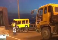 Четверо мужчин пытались пересечь мост во Владивостоке под видом автобуса