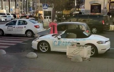 "Стоп-хам. Укроверсия". В Киеве блондинка изрубила топором элитный Porsche (Видео)