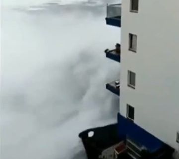 Гигантские волны смыли балконы жилого дома в Испании