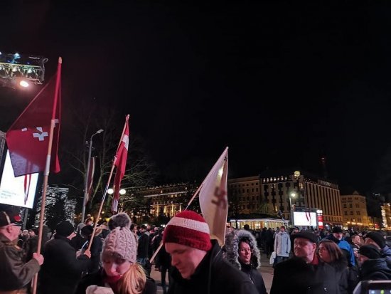 Латвия отметила 100–летие своей независимости факельным шествием и свастикой