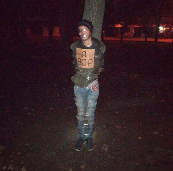 Правосудие по-украински. В Харькове активисты поймали вора и привязали скотчем к дереву