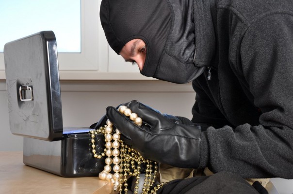 Во время ограбления глупо могут вести себя не только грабители – угарное видео