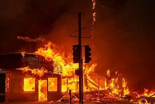 Самый разрушительный в истории. Площадь пожара в Калифорнии достигла 80 тыс. га (Подборка видео)