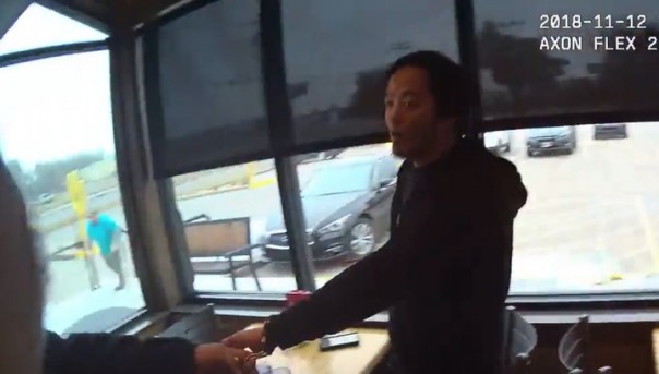 Полицейский в США застрелил мужчину, якобы попытавшегося выхватить пистолет. Видео