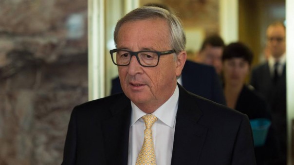 Юнкер пришел на пресс-конференцию в разных ботинках