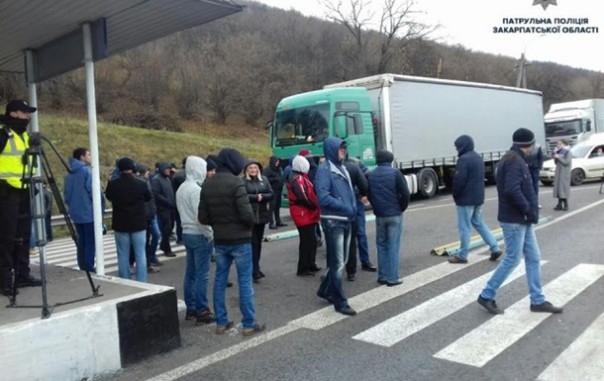 В Закарпатской области вновь перекрыли трассу Киев-Чоп
