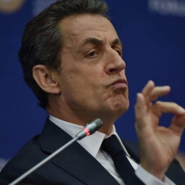 Саркози неожиданно прилетел в Россию