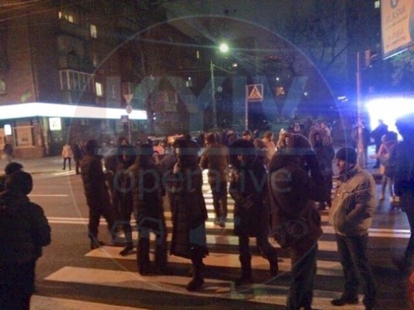 "Мёрзнуть больше не возможно" - киевляне перекрыли улицу и остановили движение