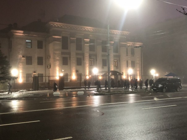 "Объявляем войну": К посольству России на Украине двигается разгневанная группа людей