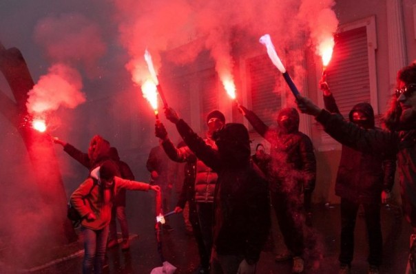 В Киеве машины, в Харькове жгут шины, в Одессе — файеры. Антироссийские акции охватили Украину