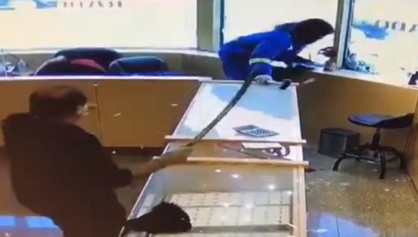 Индийские ювелиры с помощью сабель отбились от грабителей в Канаде