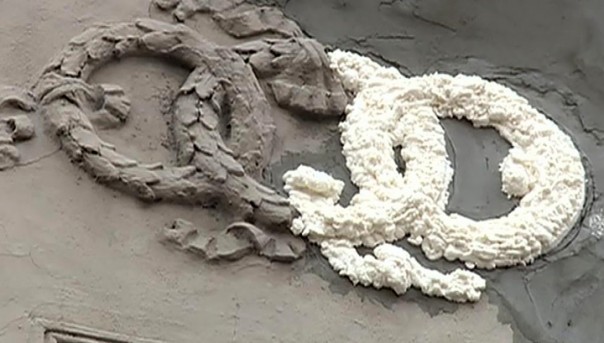 В Петербурге "чудо-реставраторы" дорисовали лепнину на фасаде дома монтажной пеной