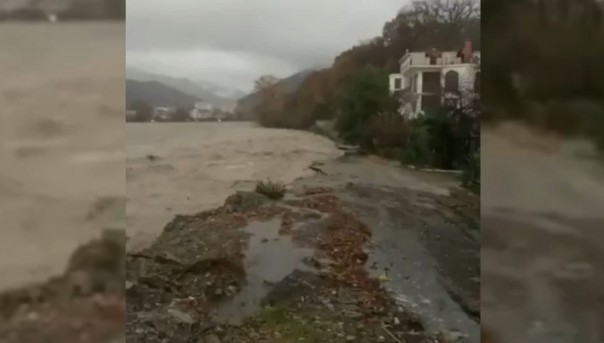 Вышедшая из берегов река смыла часть улицы в Сочи