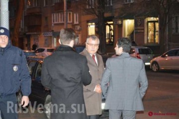 В Одессе толпа напала на экс-министра обороны