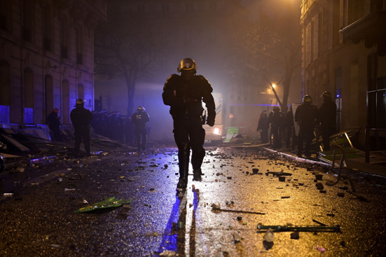 Газ и пули в сердце Европы: жестокость французской полиции поразила весь мир