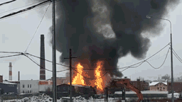 800 квадратных метров огня: в Щелкове горит мебельная фабрика