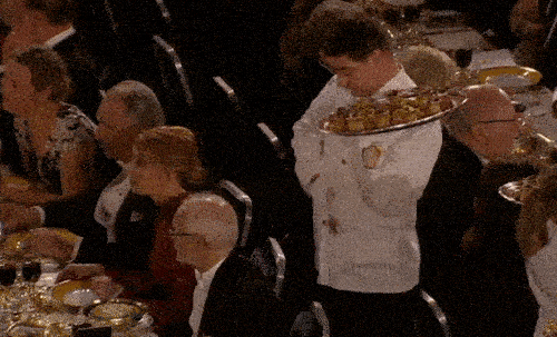 Официант на нобелевском банкете совершил эпический фейл и попал на видео