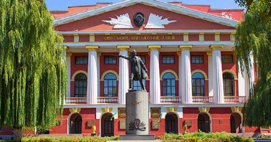 Неужели он тоже коммунист? Власти Киева снесут памятник Суворову