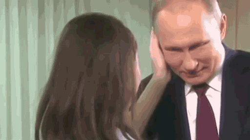 Пронзительные кадры. Слепая девочка руками "рассматривает" лицо президента