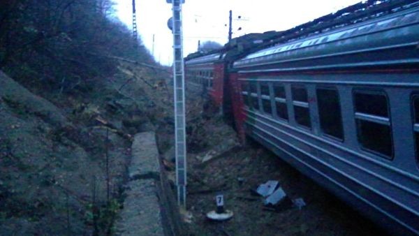 В Туапсинском районе сошли с рельсов несколько вагонов электрички: есть жертвы.