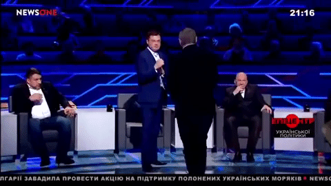 "У меня 40 осколков в ж...". Драка украинского нардепа и политолога попала на видео