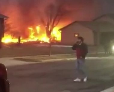 В США самолет рухнул на жилой квартал