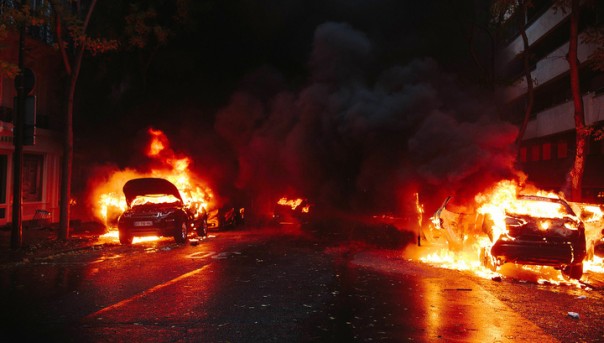 В Париже "желтые жилеты" атаковали дипломатические машины | Триумфальную арку закрыли для туристов из-за повреждений