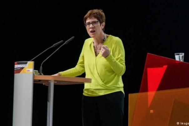 Глава партии Меркель требует жесткости к Путину из-за инцидента в Керчнском проливе