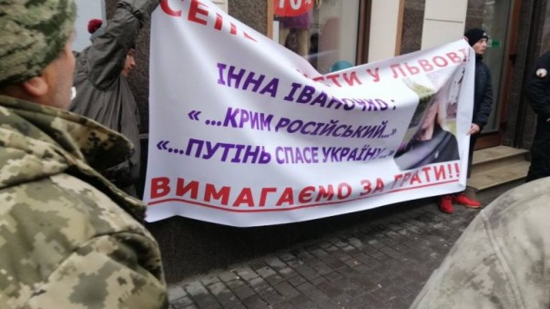 Нацики пикетировали дом женщины, борющейся против сноса памятника героям Великой Отечественной
