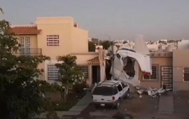 В Мексике самолет упал на жилой дом, есть погибшие