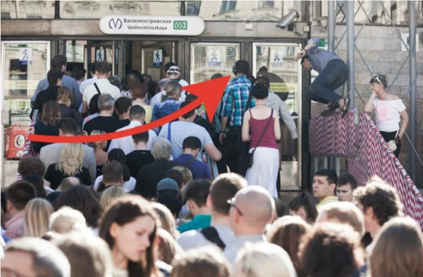Не из вредности. Зачем в час-пик в метро закрывают двери и выключают эскалаторы