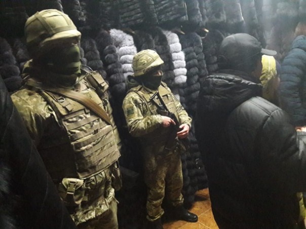 Силовики изъяли сотни шуб в ТРЦ "Барабашово" Харькова