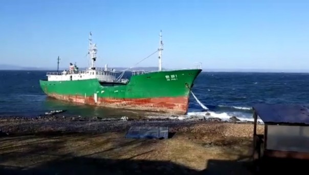 Во Владивостоке штормовым ветром на мель выбросило северокорейское судно