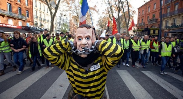 «Макрона в отставку»: во Франции проходит восьмая акция протестов «жёлтых жилетов»