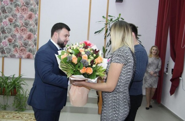 Глава ДНР Денис Пушилин вручил 10-тысячное свидетельство о рождении