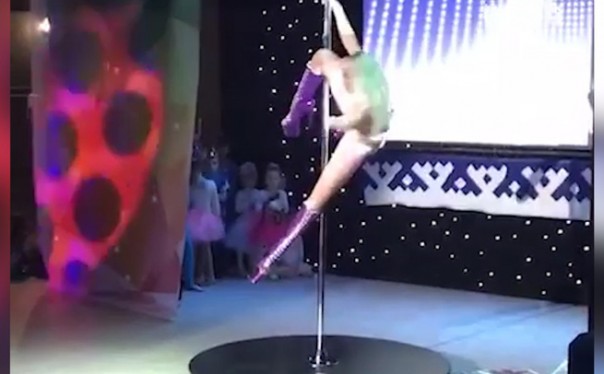 Детям показали стриптиз на конкурсе в Новом Уренгое, возмутив их родителей