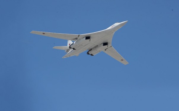 Российские стратегические ракетоносцы Ту-160 выполнили ночной полет над Индийским океаном в рамках визита в ЮАР.