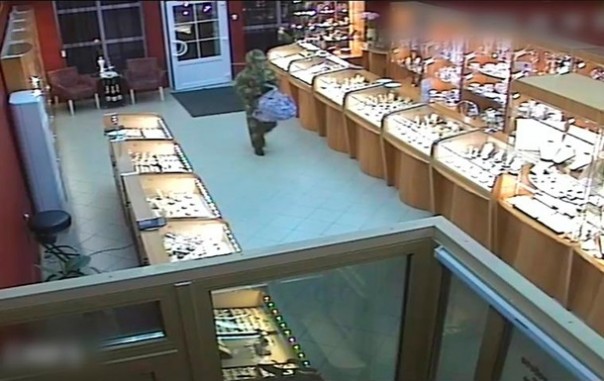 Полиция опубликовала видео вооружённого ограбления ювелирного в Бахмуте