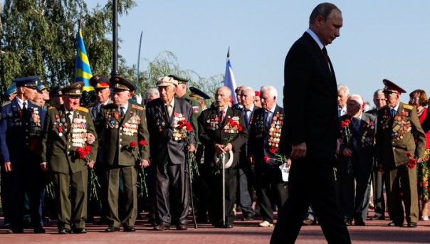 Путин предложил оказывать ветеранам ежегодную матпомощь