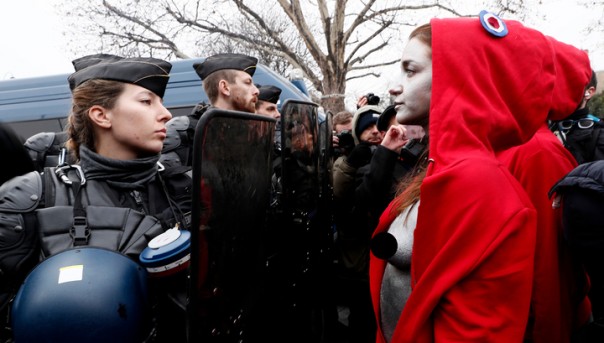 К "желтым жилетам" присоединились "красные кофты" с голой грудью