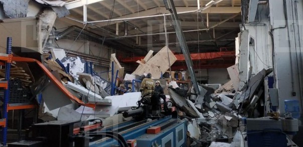 В подмосковном Дзержинском обрушилась кровля завода. Под завалами люди
