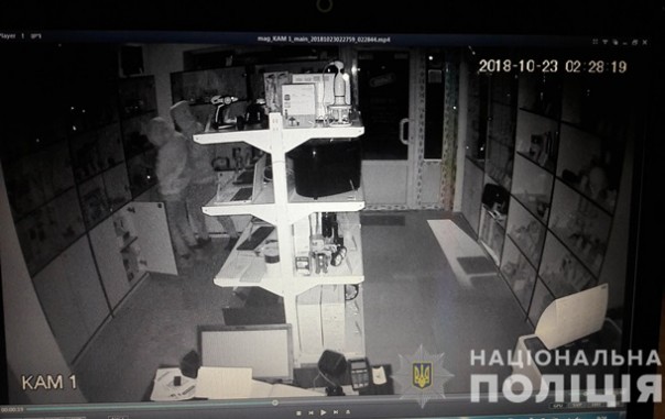 В Харькове подростки за две недели трижды обокрали магазин оргтехники