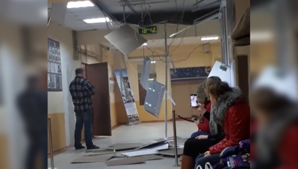 "Ой-ё, бабах!": в мурманской гимназии обрушился потолок (Видео)