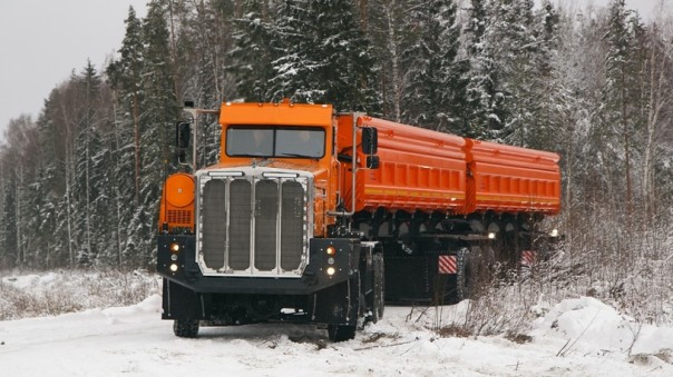 В России появился отечественный 125-тонный автопоезд для бездорожья