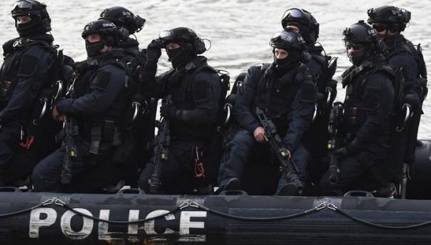 В Великобритании мигранты с прутьями захватили судно, но быстро сдались