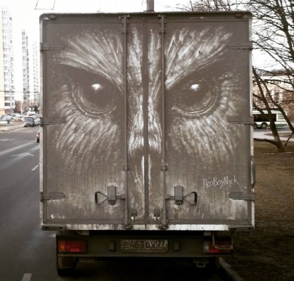 Художник, который рисует на грязных машинах