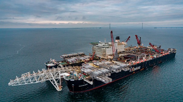 Крупнейшее судно Pioneering Spirit приступило к укладке «Северного потока - 2» в Финляндии