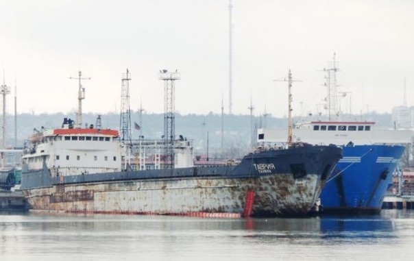 В Керченском порту затонул буксир